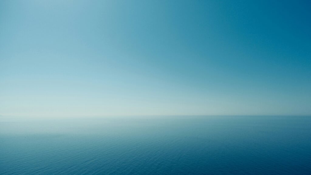 水色から濃紺までのグラデーションを感じさせる海の風景