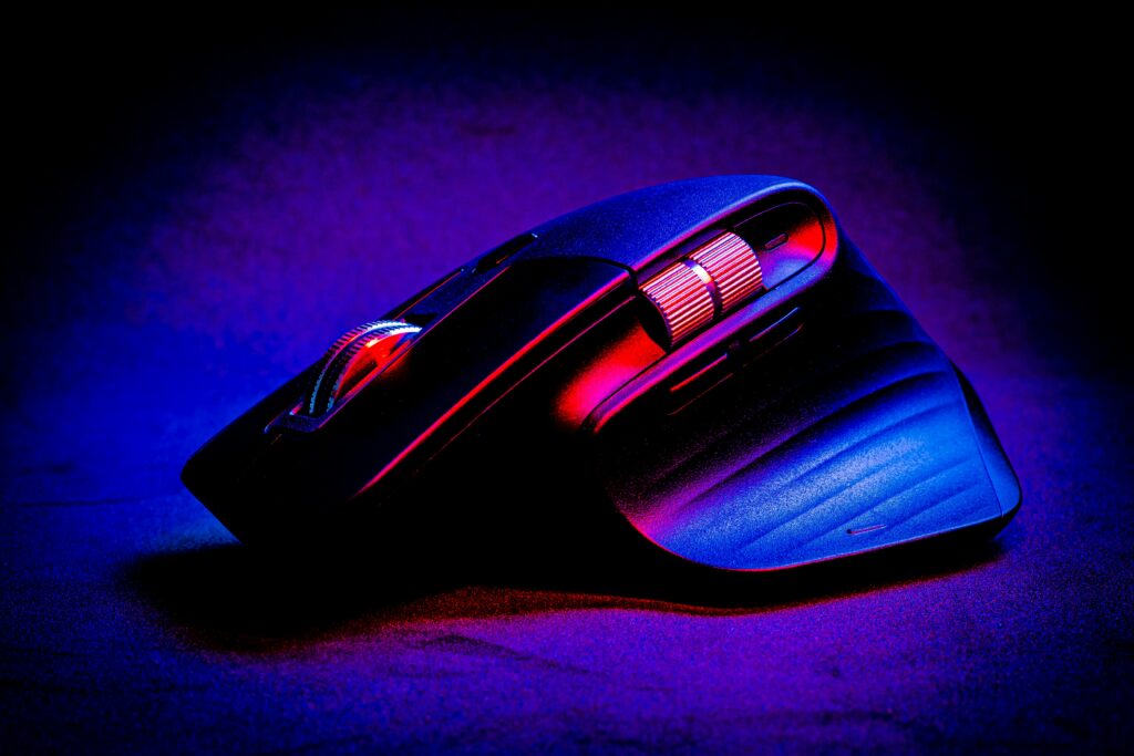 ワイヤレスゲーミングマウスを手前から撮影したクローズアップ写真