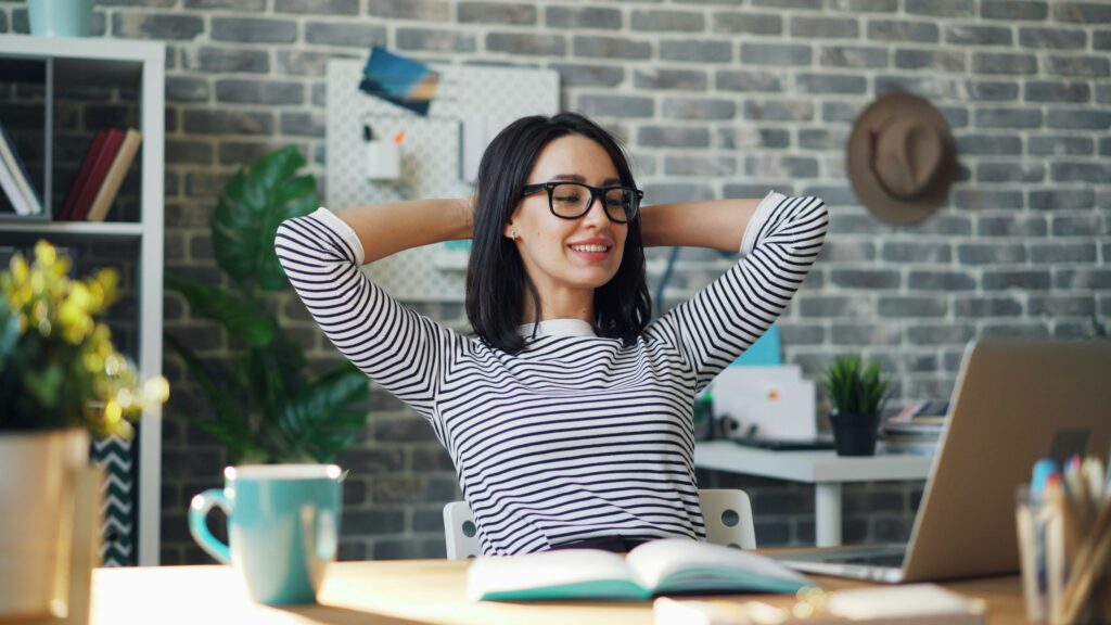 デスクワークの合間にストレッチをしている様子