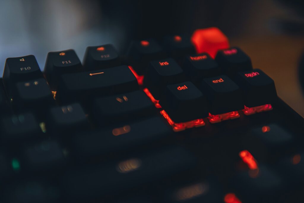 ライティング機能を備えたゲーミングデバイスブランドのキーボード