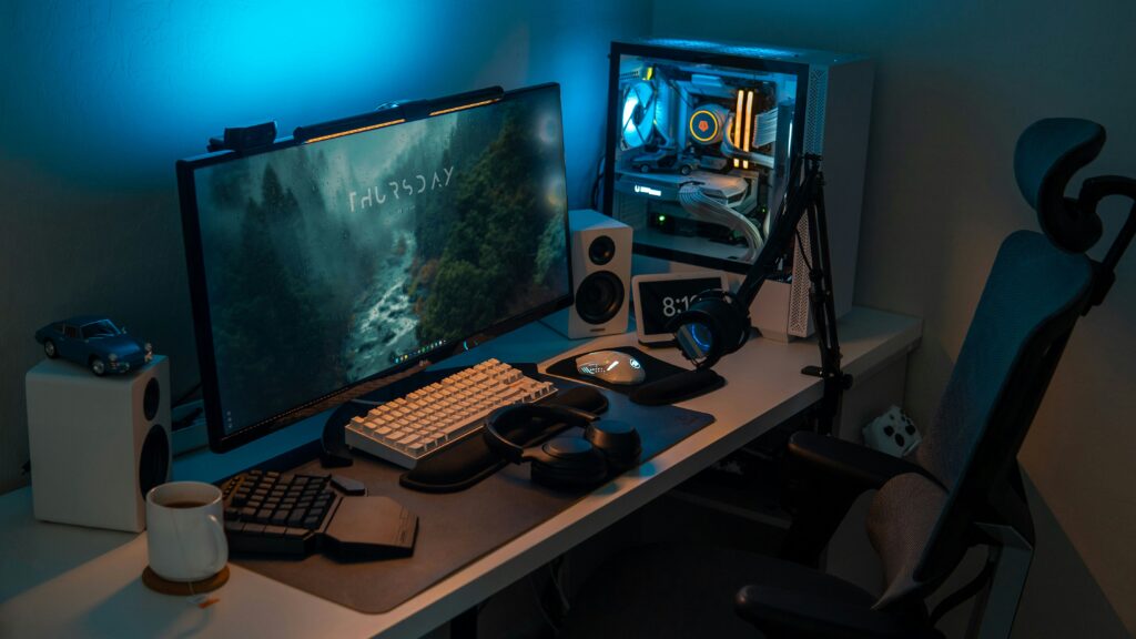 ゲーミングPCタワーが設置されたデスク環境
