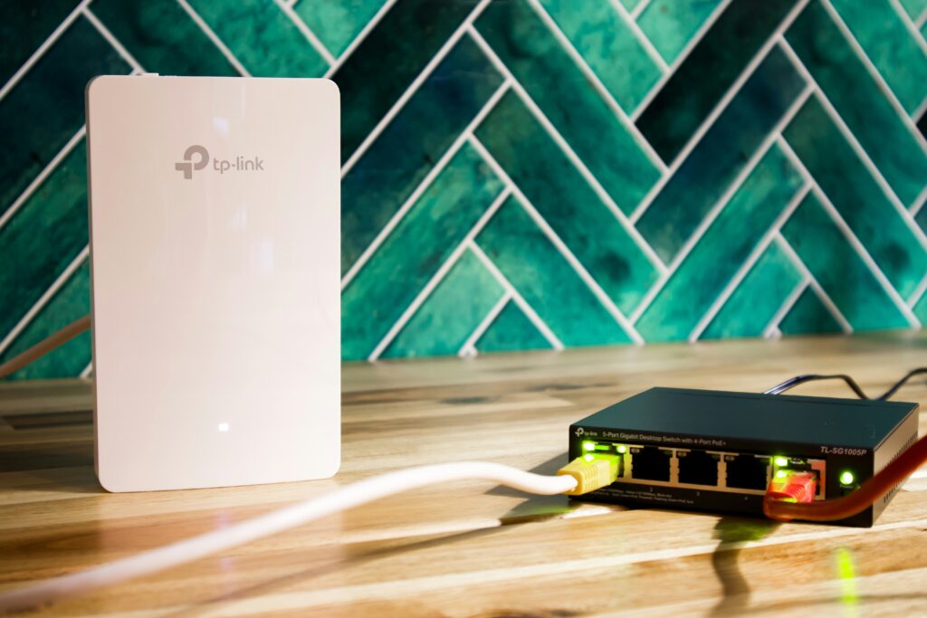 デスク周りに設置されたゲーミングWi-Fiルーター