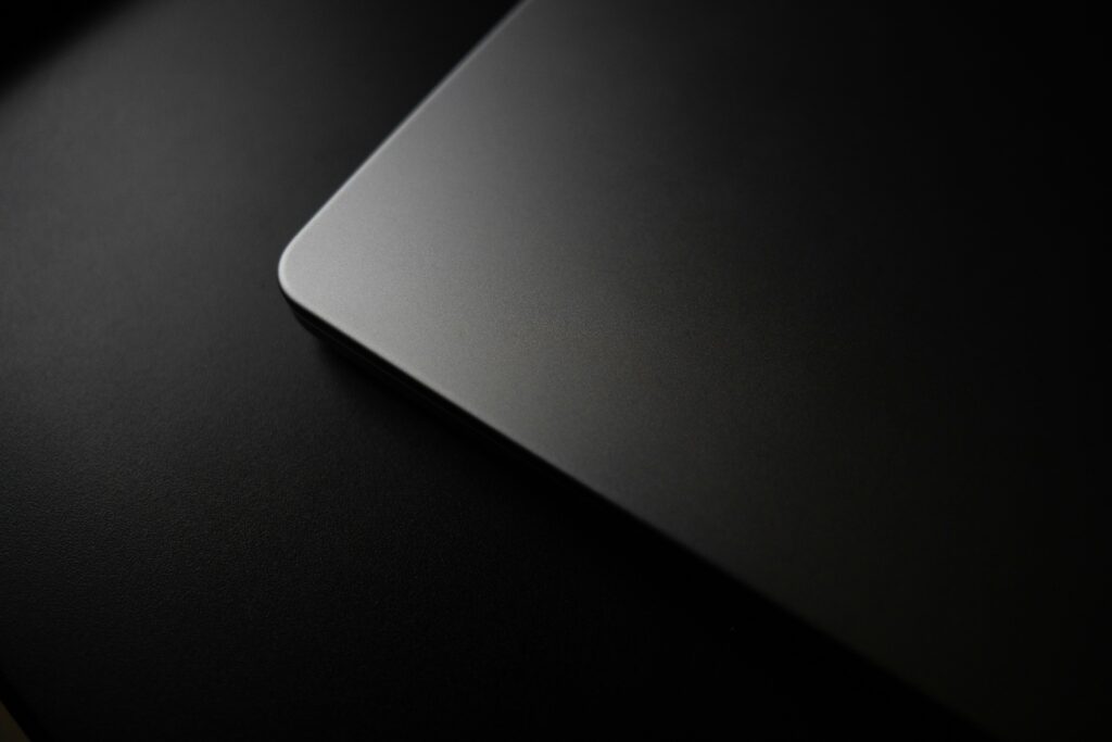 ガラス製ハードタイプのゲーミングマウスパッドの表面をクローズアップした画像