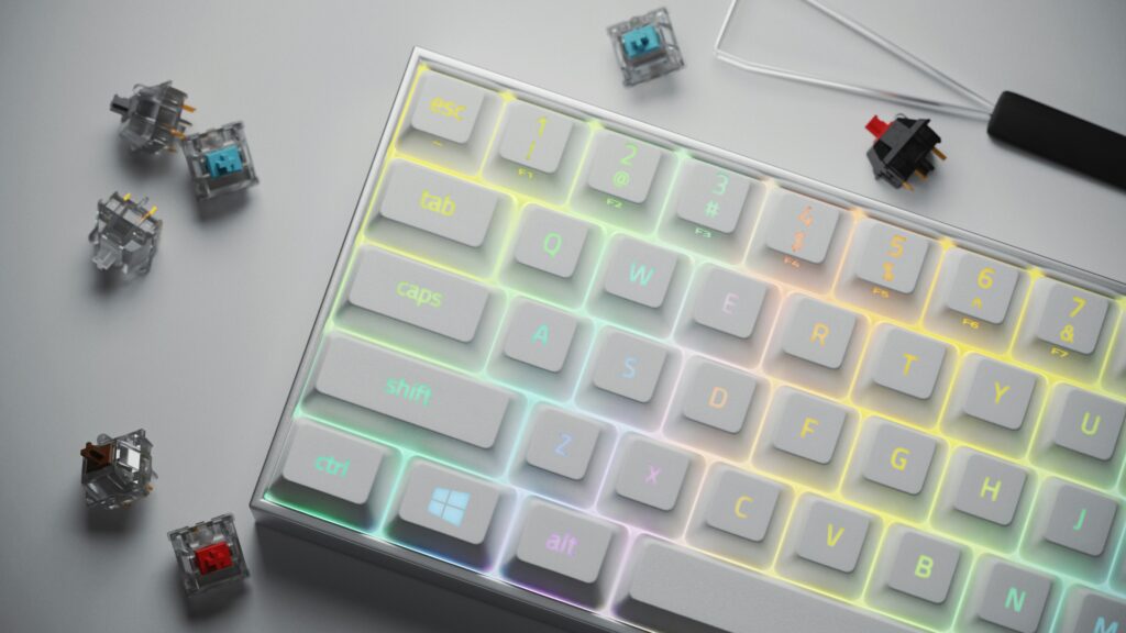 キーキャップを外してメカニカルキーボードを掃除している様子